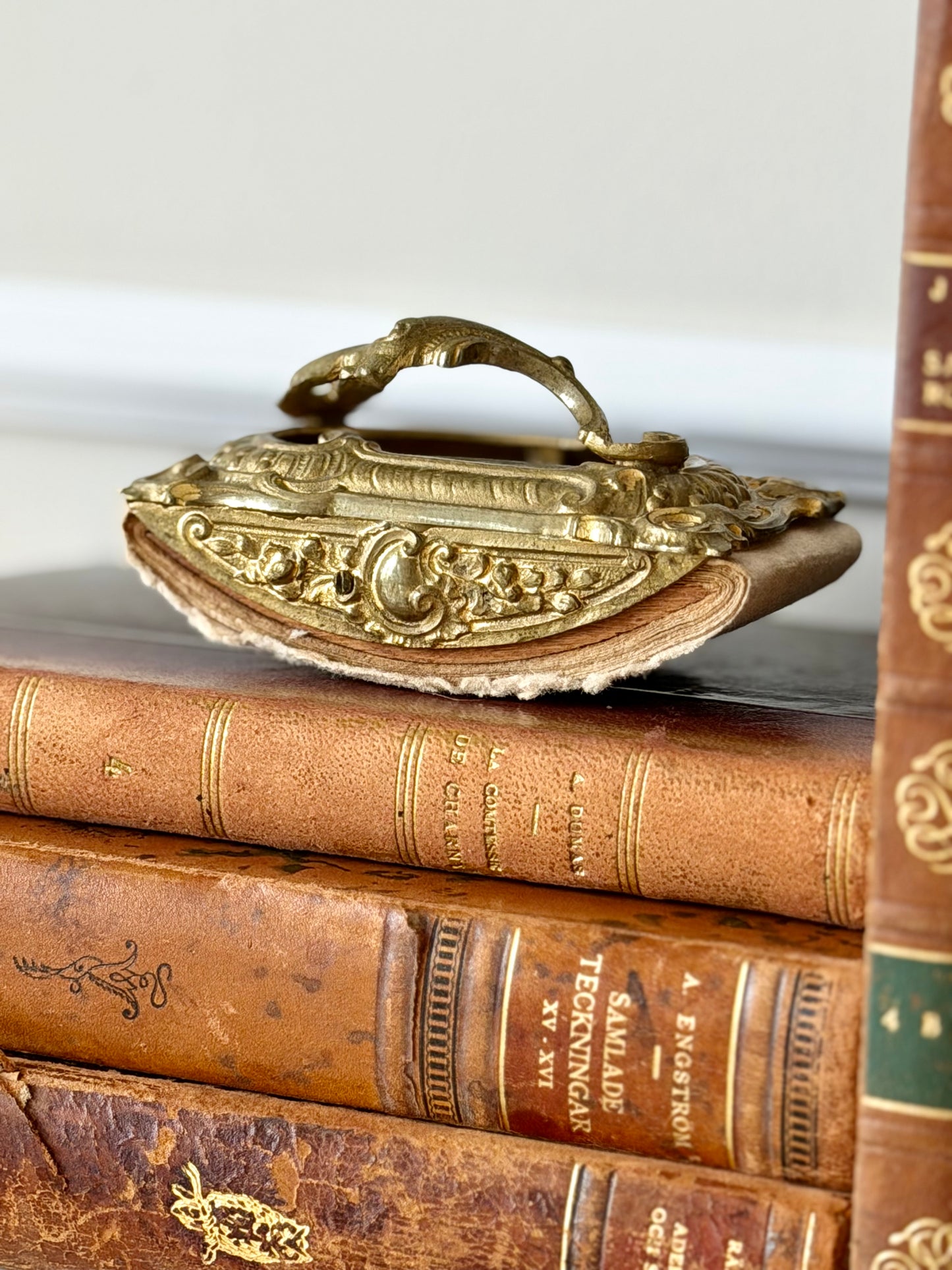 Gilt bronze and onyx blotter