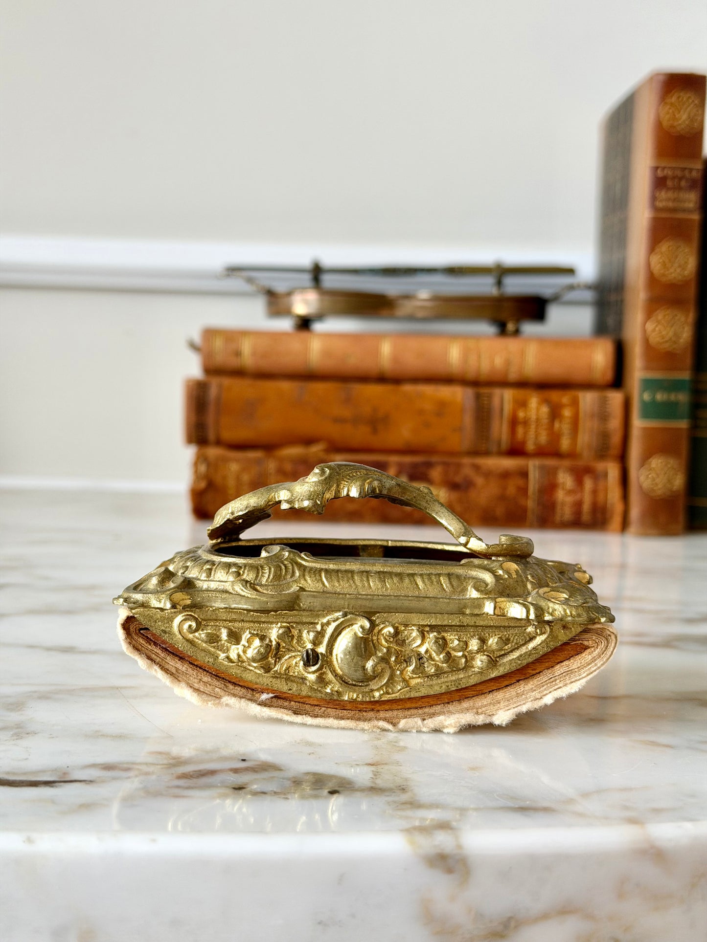 Gilt bronze and onyx blotter